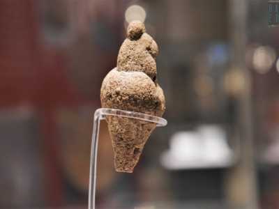 Ma l�oggetto che colpisce maggiormente il visitatore � la statuina in pietra grigia raffigurante in tutta probabilit� una divinit� femminile legata alla Madre Terra...